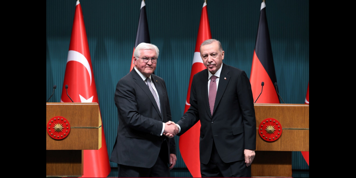 Cumhurbaşkanı Erdoğan, Almanya Cumhurbaşkanı Steinmeier’e tarihî mektubun birebir basımını hediye etti